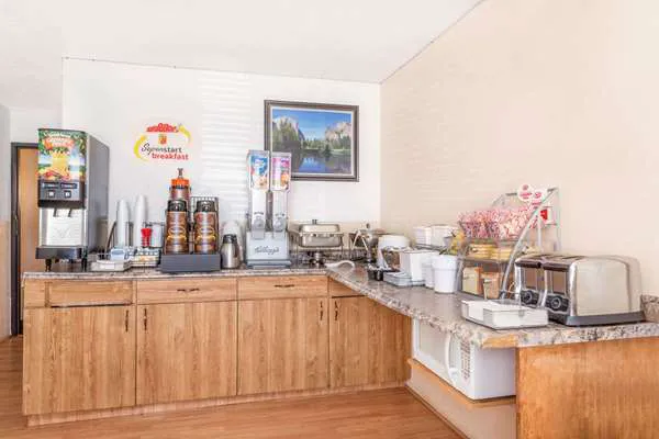 Super 8 by Wyndham Montgomery Maybrook 4