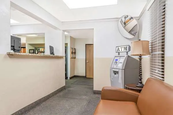 Super 8 by Wyndham Montgomery Maybrook 4