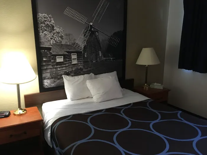 Super 8 by Wyndham Montgomery Maybrook 4