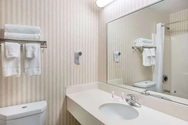 Baymont by Wyndham Bartonsville Poconos 4
