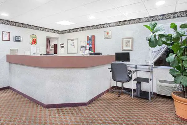 Super 8 by Wyndham Monticello 4