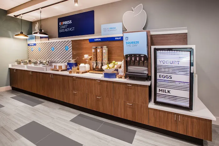 Holiday Inn Express & Suites Burlington - Mount Holly by IHG 4