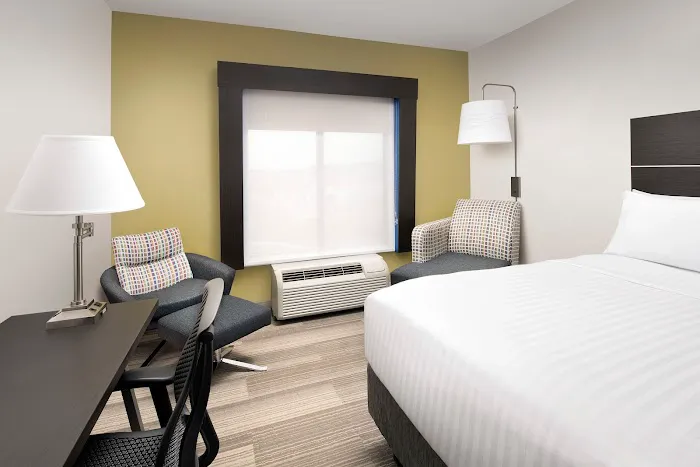Holiday Inn Express & Suites Burlington - Mount Holly by IHG 4