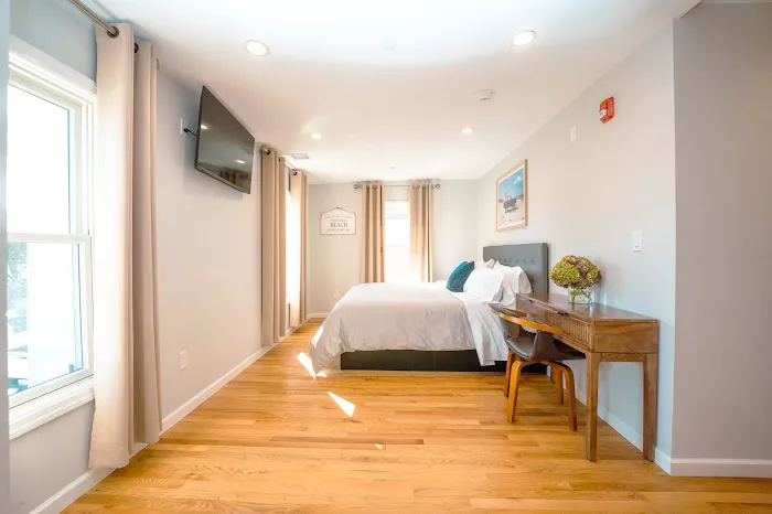 Hampton Bays Hotel On Main 4