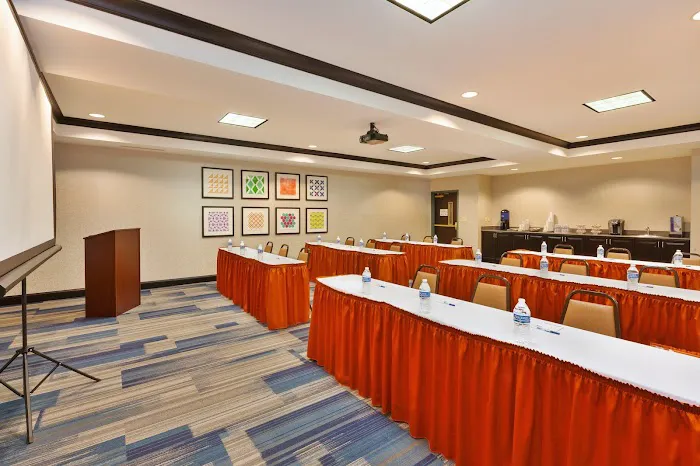 Holiday Inn Express & Suites Warminster - Horsham by IHG 4