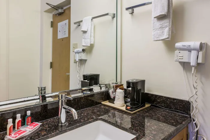Econo Lodge 4