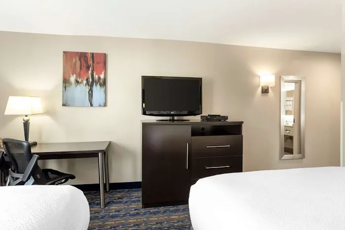 Best Western Plus Fairfield Hotel 4
