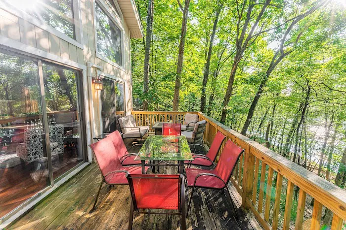 Lake House with Kayaks 4