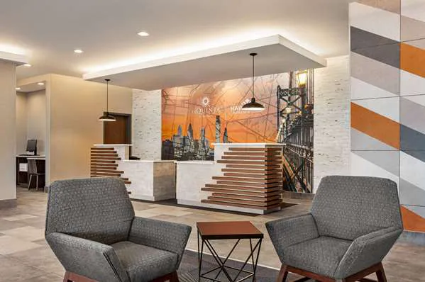 La Quinta Inn & Suites by Wyndham Mount Laurel / Moorestown 4