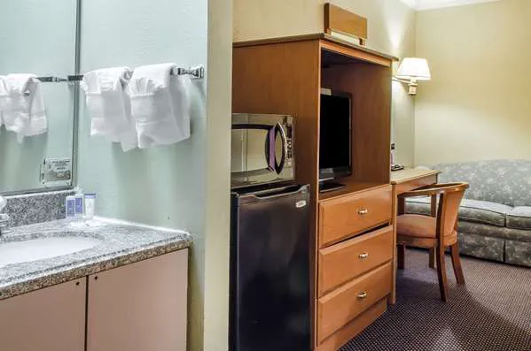 Rodeway Inn 4