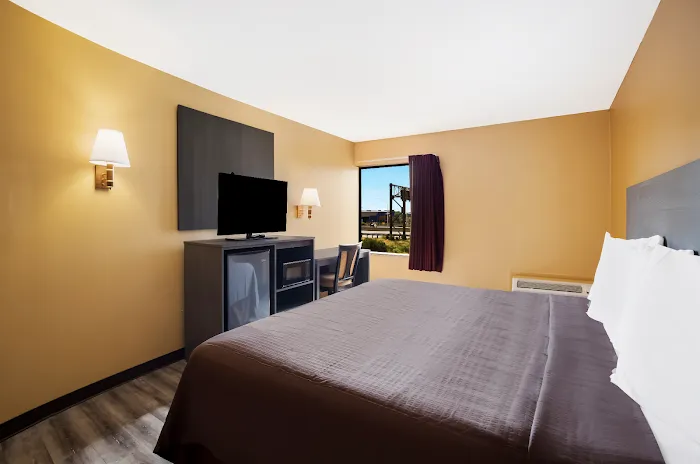 Econo Lodge 4