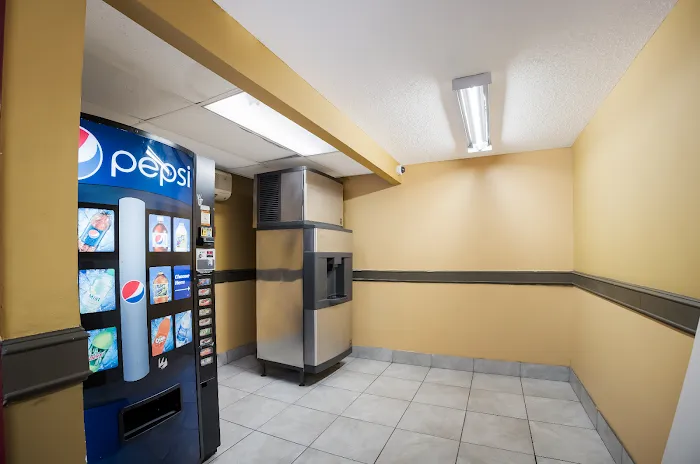 Econo Lodge 4
