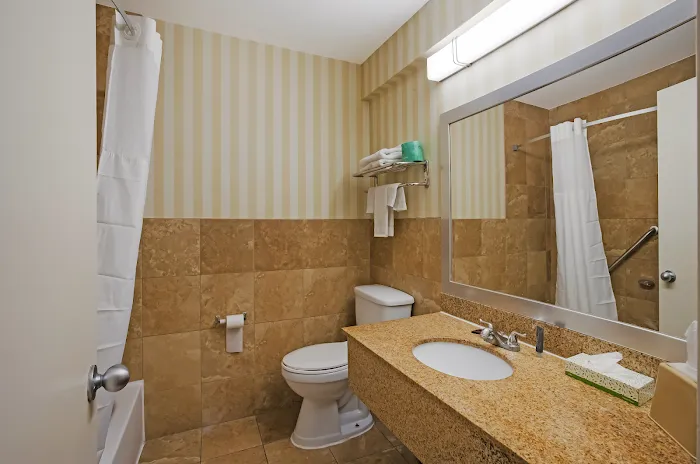 Econo Lodge 4
