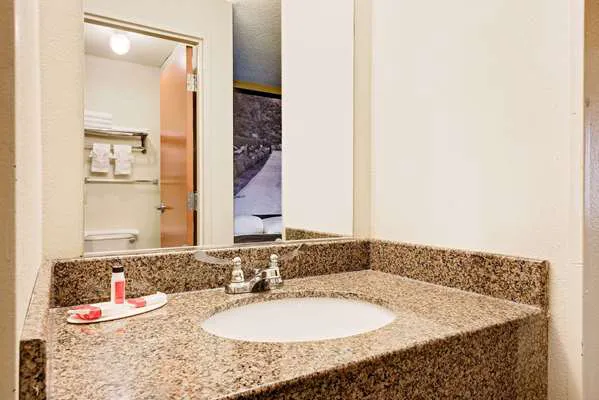 Super 8 by Wyndham Allentown 4
