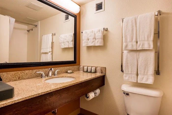 La Quinta Inn & Suites by Wyndham Danbury 4