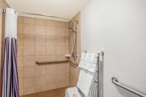 La Quinta Inn & Suites by Wyndham Danbury 4