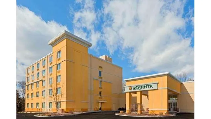 La Quinta Inn & Suites by Wyndham Danbury 4