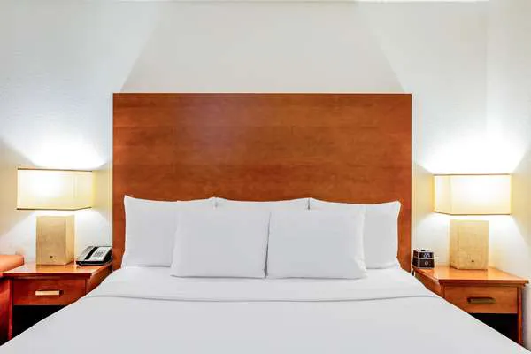 La Quinta Inn & Suites by Wyndham Danbury 4