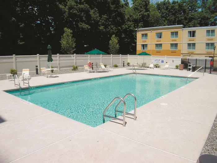 La Quinta Inn & Suites by Wyndham Danbury 4