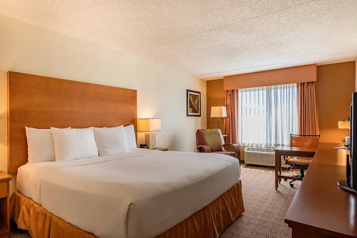 La Quinta Inn & Suites by Wyndham Danbury 4