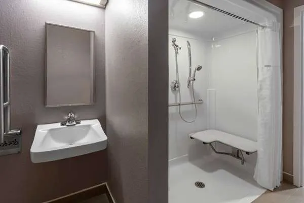 Microtel Inn & Suites by Wyndham Bethel/Danbury 4