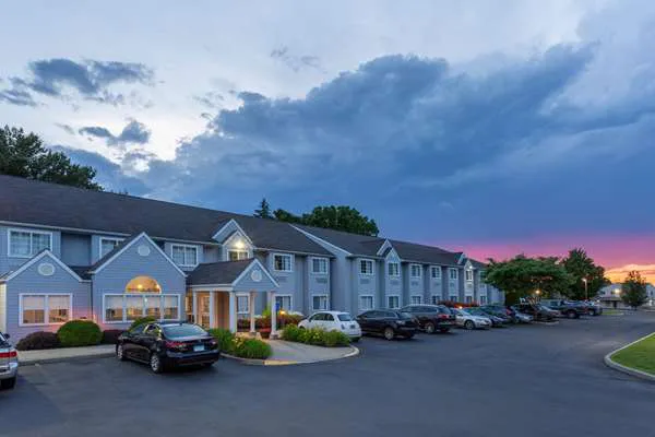 Microtel Inn & Suites by Wyndham Bethel/Danbury 4