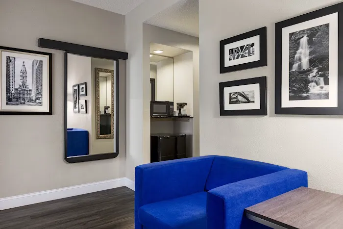 La Quinta Inn & Suites by Wyndham Mt. Laurel - Philadelphia 5