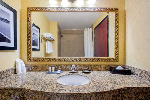 La Quinta Inn & Suites by Wyndham Mt. Laurel - Philadelphia 5