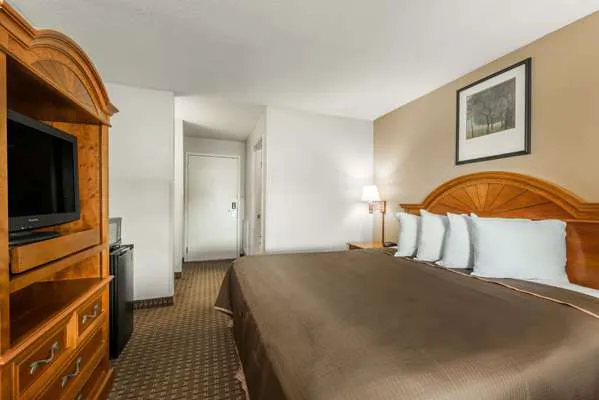 Howard Johnson by Wyndham Allentown Dorney Hotel & Suites 4
