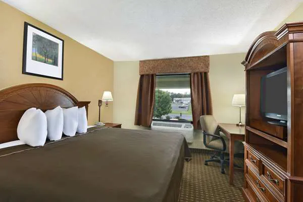 Howard Johnson by Wyndham Allentown Dorney Hotel & Suites 4