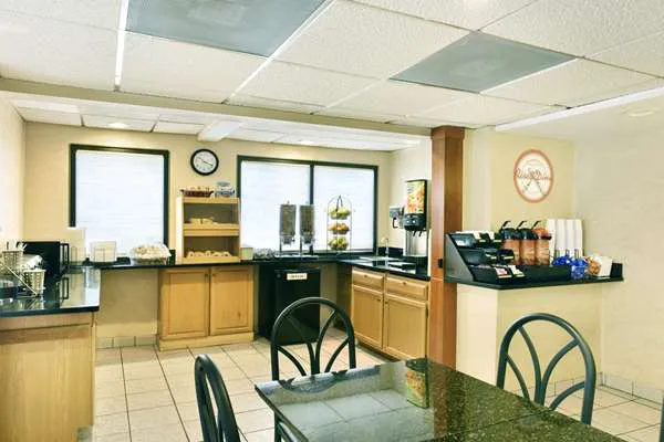 Howard Johnson by Wyndham Allentown Dorney Hotel & Suites 4