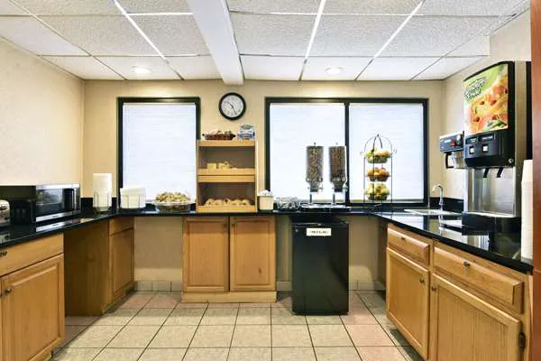 Howard Johnson by Wyndham Allentown Dorney Hotel & Suites 4