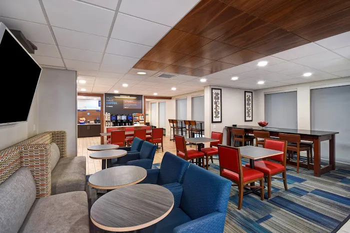 Holiday Inn Express & Suites Allentown Cen - Dorneyville by IHG 4