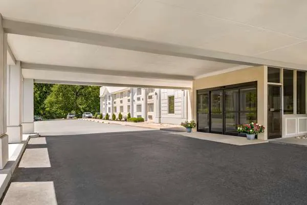 Ramada by Wyndham Whitehall/Allentown 4