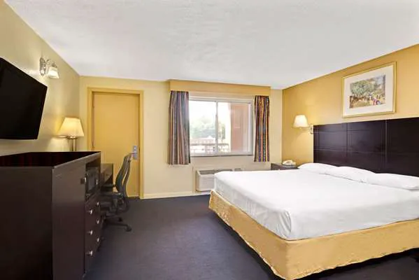 Super 8 by Wyndham Milford/New Haven 4