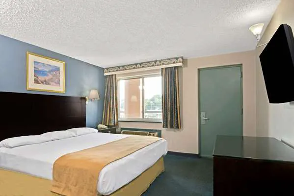 Super 8 by Wyndham Milford/New Haven 4