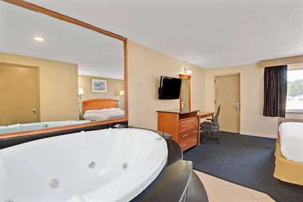 Super 8 by Wyndham Milford/New Haven 4