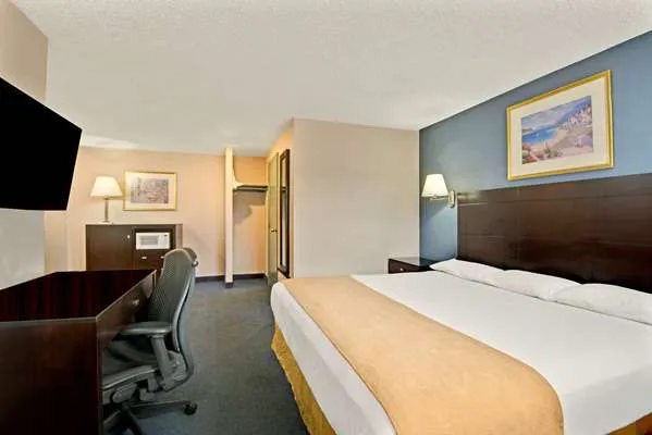 Super 8 by Wyndham Milford/New Haven 4