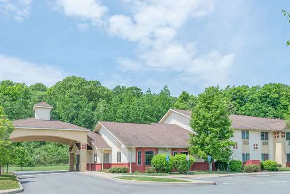 Super 8 by Wyndham Highland NY 4
