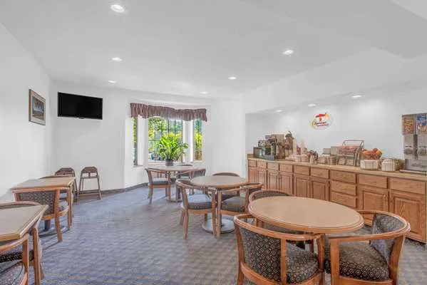 Super 8 by Wyndham Highland NY 4