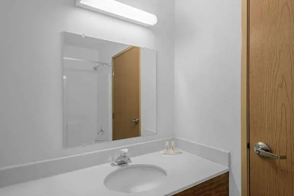 Super 8 by Wyndham Highland NY 4