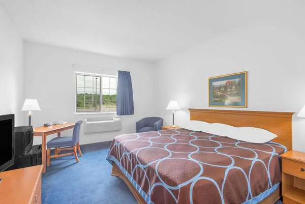 Super 8 by Wyndham Highland NY 4