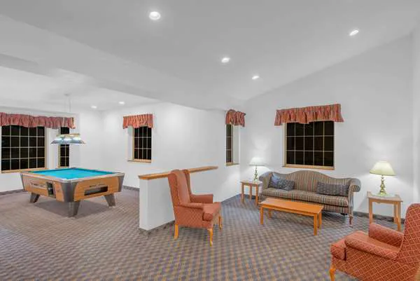 Super 8 by Wyndham Highland NY 4