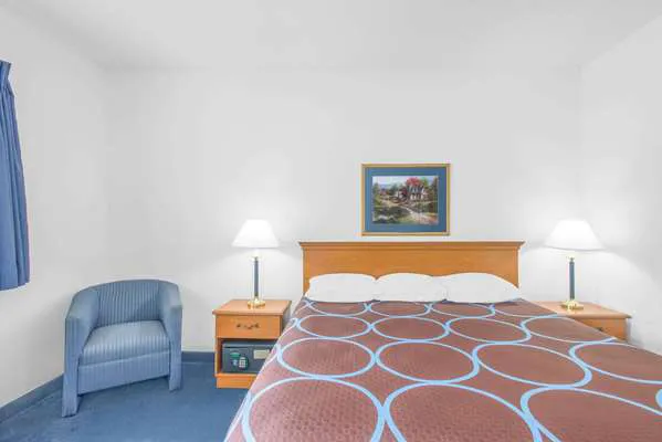 Super 8 by Wyndham Highland NY 4