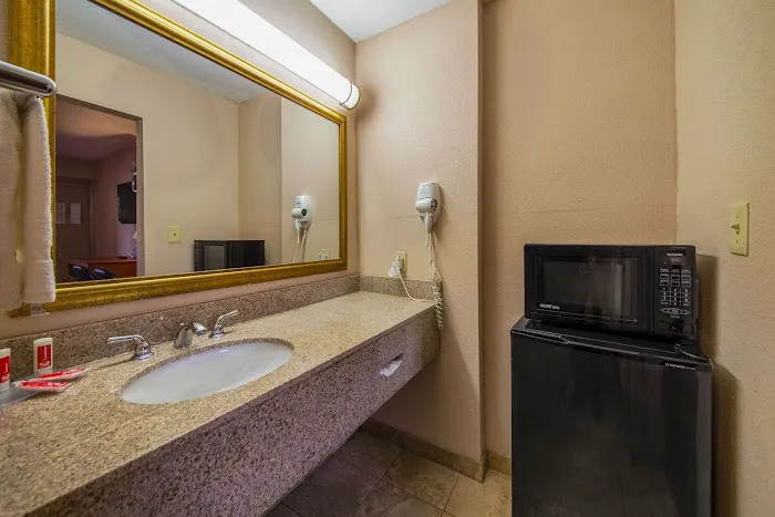 Econo Lodge 5