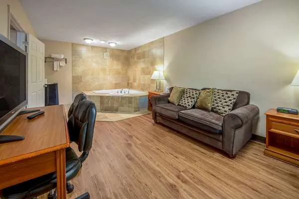 Econo Lodge 5