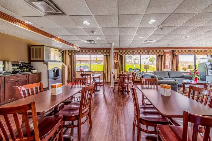 Econo Lodge 5