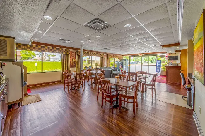Econo Lodge 5