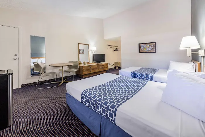 Econo Lodge Conference Center 4