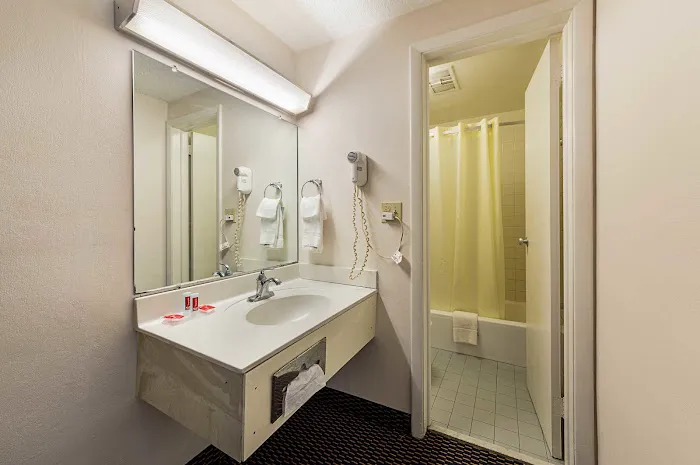 Econo Lodge Conference Center 4